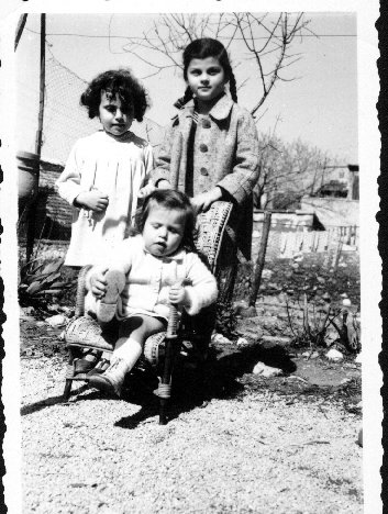 Mar. backyd. cous..jpg (57559 bytes)