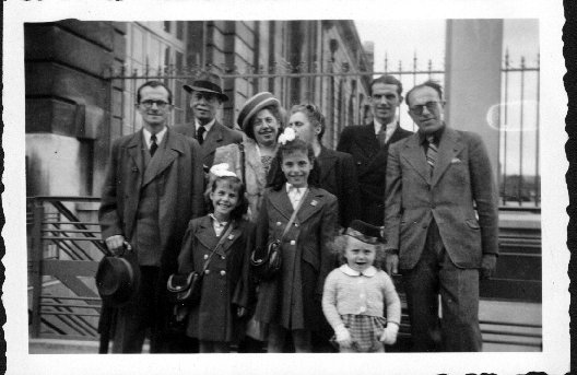 Paris 1946 fam.jpg (42121 bytes)
