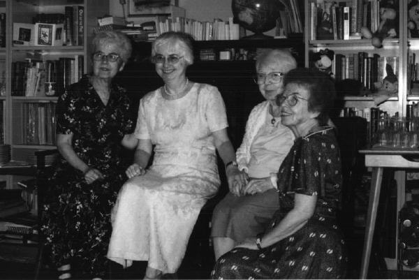 kanner_women.jpg (39458 bytes)